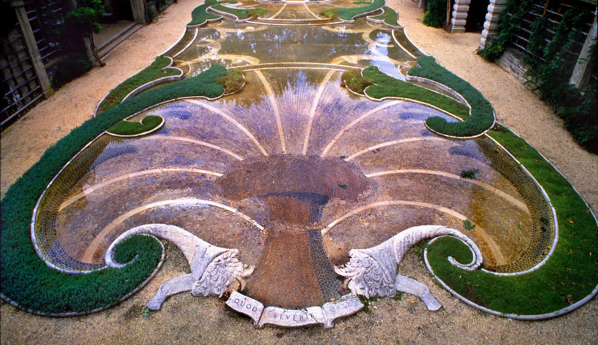 The Dumbarton Oaks Gardens terletak di Washington D.C. Taman yang dikonstruksi selama 30 tahun ini memiliki taman bambu yang sangat luas dan taman mawar yang didesain secara tradisional. (wordpress.com)