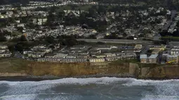 Bangunan apartemen berpenghuni terancam runtuh ke Samudera Pasifik dibaris Esplanade Ave di Pacifica, California, USA (26/1). Tiga Kompleks apartemen dikota ini  telah mengalami erosi akibat badai El Nino menghantam tebing pantai. (REUTERS/Noah Berger)