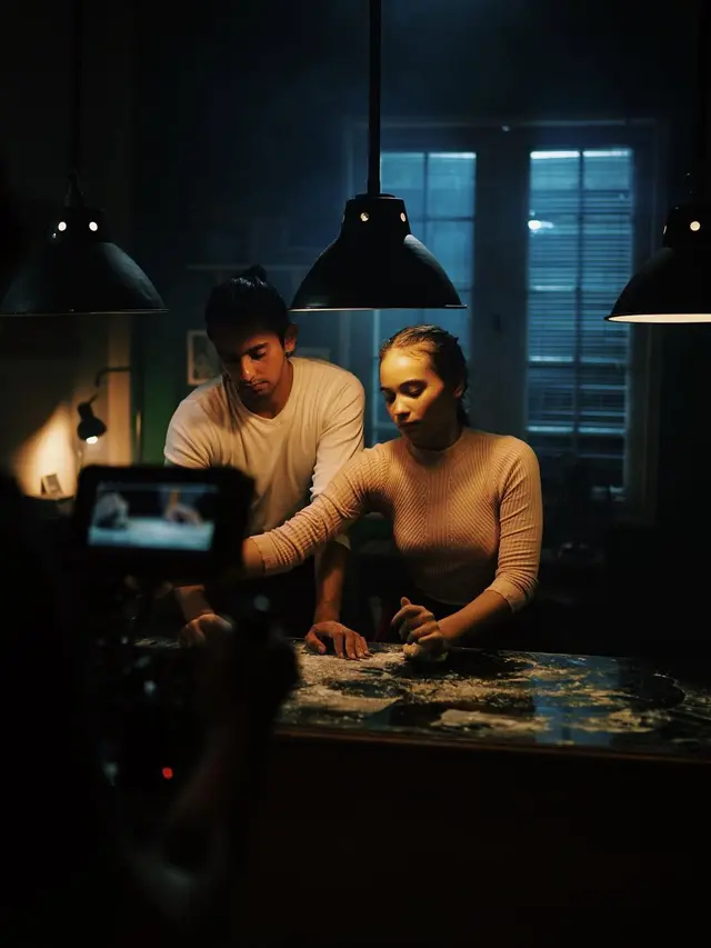 Main Film Bareng, Ini 7 Momen Kebersamaan Omar Daniel dengan Aurora Ribero