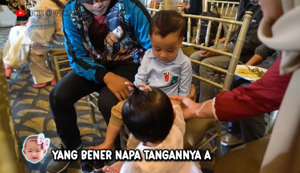 Saat diturunkan dari gendongan, baby Moana tampak mendekati anak kedua Raffi Ahmad dan Nagita Slavina, Cipung. Baby Moana mengajak salim Cipung hingga sus Rini. [Youtube/Ricis Official]