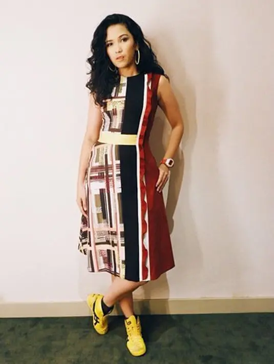 Meski selalu menghadirkan style berbusana yang simple bukan bearti Dinda Kanya Dewi tampil semaunya. Hal ini terbukti dengan Dinda yang selalu berhasil tampil menarik dan unik seperti di foto ini contohnnya. (Instagram/dindakanyaa)