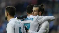 Dua pemain Real Madrid Cristiano Ronaldo dan Gareth Bale merayakan gol yang dicetak ke gawang Deportivo La Coruna dalam lanjutan La Liga di Santiago Bernabeu, Minggu (21/1/2018).  (AP Photo/Francisco Seco)