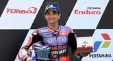 Pembalap Prima Pramac Racing, Jorge Martin merayakan posisi terdepan atau pole position di akhir latihan kualifikasi MotoGP 2024 di Sirkuit Internasional Pertamina Mandalika, Lombok, Nusa Tenggara Barat, 28 September 2024. (SONNY TUMBELAKA/AFP)