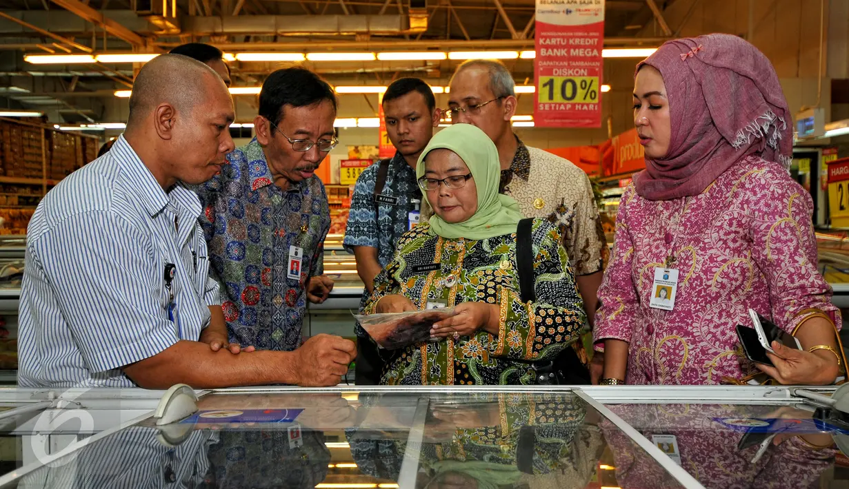 Walikota Jakarta Selatan Syamsuddin Noor (kedua kiri) dan BPOM saat melakukan sidak dan pengawasan makanan di sebuah pasar modern di Pasar Minggu, Kamis (9/7/2015). Sidak dilakukan guna menjaga kualitas makanan jelang Lebaran. (Liputan6.com/Yoppy Renato)