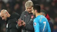 Henrikh Mkhitaryan ingin Arsene Wenger bertahan sebagai manajer Arsenal.