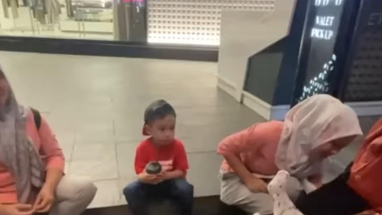 Potret Rayyanza Santai Nongkrong Ngemper di Depan Mal Sambil Minum Segelas Susu Hangat, Bos Kecil yang Humble Banget