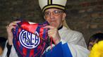 Kardinal Jorge Mario Bergoglio, sebelum menjadi Paus Fransiskus, memegang emblem klub sepak bola kesayangannya, San Lorenzo di Buenos Aires, Argentina. Ia terpilis sebagai Paus pada 13 Maret 2013 menggantikan Paus Benedikt XVI sebagai pemimpin 1,2 miliar umat katolik. (AFP/NA)