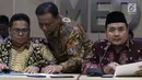 Komisioner Bawaslu, MAfifuddin (kanan) menyampaikan keterangan terkait temuan sejumlah pelanggaran Pemilu 2019 di Jakarta, Selasa (16/4). Bawaslu memberikan pernyataan resmi terkait sejumlah pelanggaran Pemilu 2019 dan permasalahan di Malaysia dan Sidney, Australia. (Liputan6.com/Helmi Fithriansyah)