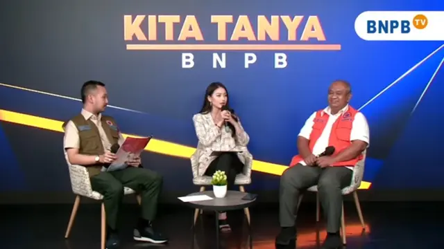 Gusti Ega memandu jalannya program Kita Tanya BNPB yang ditayangkan di saluran YouTube Badan Nasional Penanggulangan Bencana (BNPB).