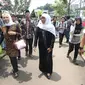 Mensos Khofifah Indar Parawangsa mendatangi rumah duka tokoh PBNU KH Hasyim Muzadi di kompleks Ponpes Al Hikam,  Depok, Kamis (16/3). Khofifah menyampaikan rasa duka yang mendalam atas berpulangnya Hasyim Muzadi. (Liputan6.com/Immanuel Antonius)