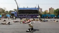 Para tentara tergeletak saat serangan pada parade militer di Kota Ahvaz, Iran, Sabtu (22/9). Serangan menewaskan 25 orang, termasuk seorang anak. (ALIREZA MOHAMMADI/ISNA/AFP)
