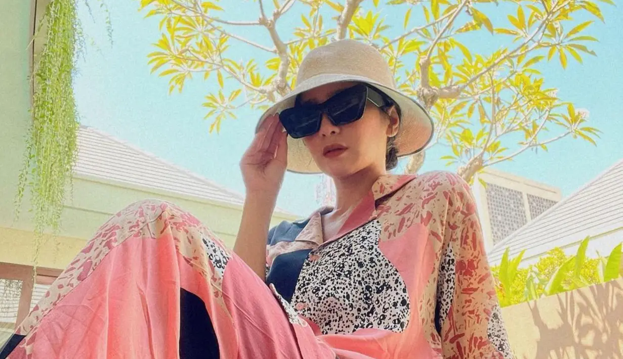 Selama berlibur, tentunya istri dari Sukhdev Singh ini tetap menjaga penampilannya. Bunga pun nampak selalu fashionable dalam berbagai kesempatan. (Liputan6.com/IG/bungazainal05)