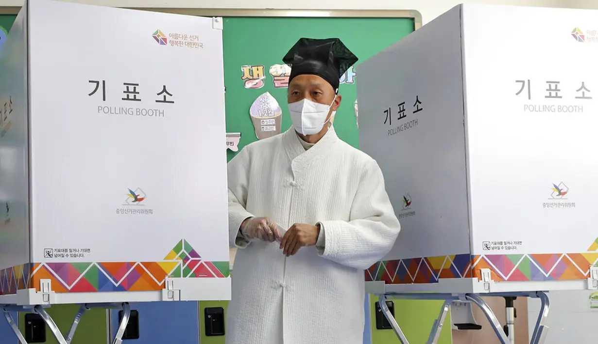 Cendekiawan konfusianisme memberikan suaranya pada pemilihan presiden di TPS lokal di Nonsan, Korea Selatan, Rabu (9/3/2022). Korea Selatan mulai pemilihan presiden dengan mempertarungkan Lee Jae-myung yang berhaluan liberal dan Yoon Suk-yeol dari kubu konservatif. (Kim Jun-beom/Yonhap via AP)