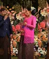 Pasangan Denny Caknan dan Bella Bonita baru saja menggelar acara mitoni atau tujuh bulanan. Acara kental mengusung adat Jawa. Berikut potret detail penampilan Bella Bonita saat saat menjalani proses ganti kebaya hingga tujuh kali. [Instagram/asrileksono_parasasriofficial]