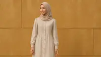7 Model Gamis Kancing Depan sampai Bawah Terbaru, Tampil Modis saat Idul Adha
