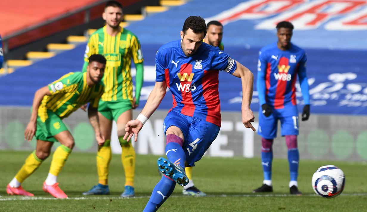 Luka Milivojevic. Kapten Crystal Palace yang telah 6 musim memperkuat The Eagles ini mempunyai catatan istimewa sebagai eksekutor penalti handal. Ia menjadi satu-satunya pemain yang mampu mencetak 8 gol dari eksekusi penalti dua tahun berurutan, yaitu tahun 2018 dan 2019. (AFP/Pool/Mike Hewitt)