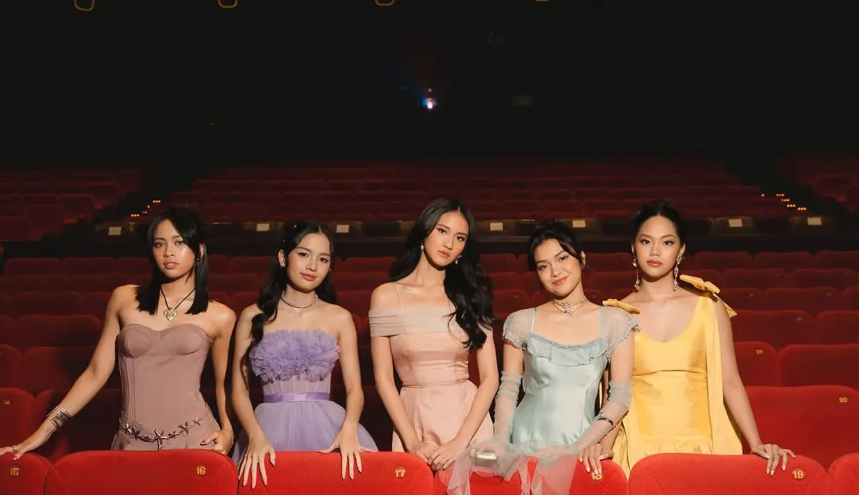 Dirilisnya film Rangga & Cinta menandai resminya Geng Cinta yang come back dengan versi modern. Di momen premiere, member Geng Cinta 2.0 itu tampil anggun dalam balutan gaun bernuansa pastel [@harleyavaprincy]
