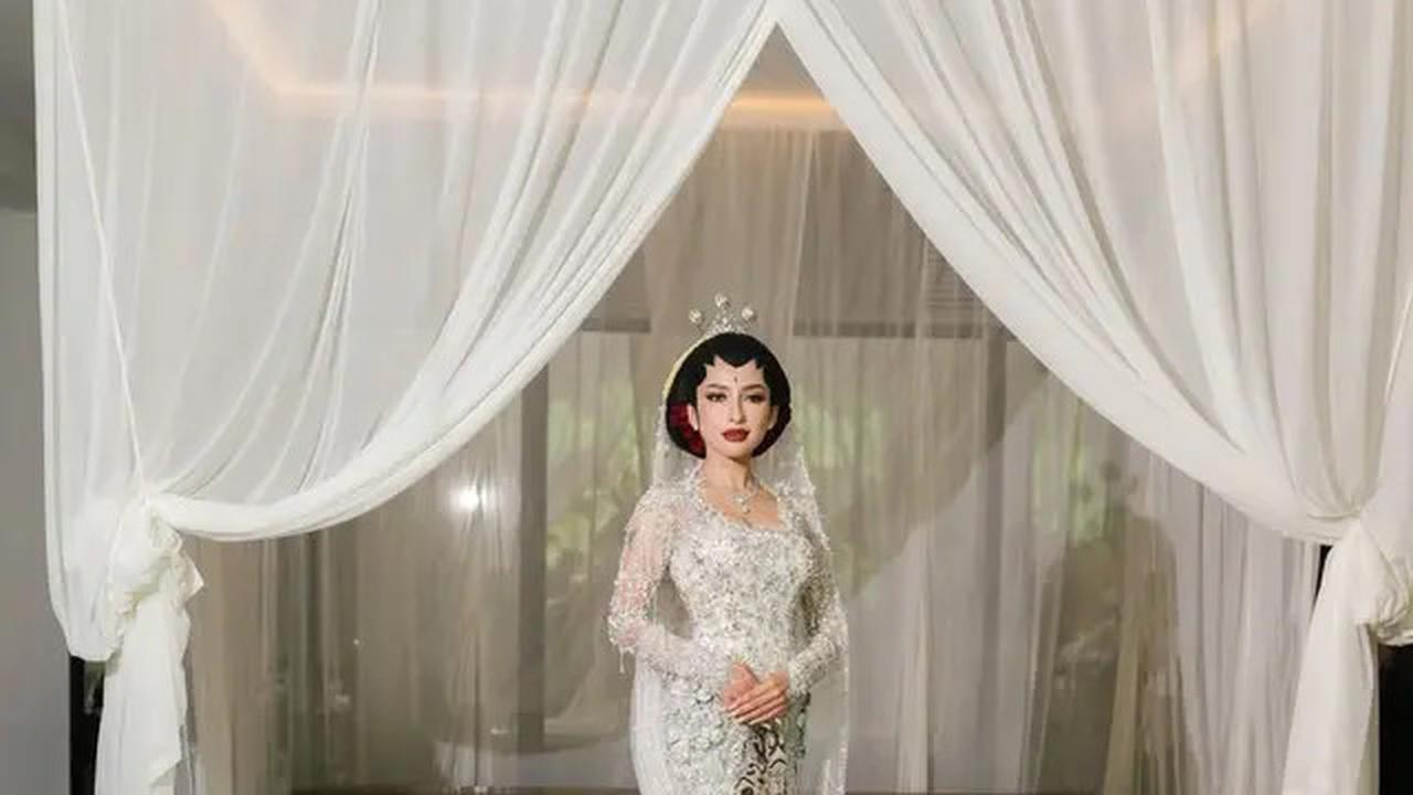 6 Potret Detail Kebaya Akad Nikah Jennifer Coppen, Perpaduan Adat Jawa dan Sentuhan Modern