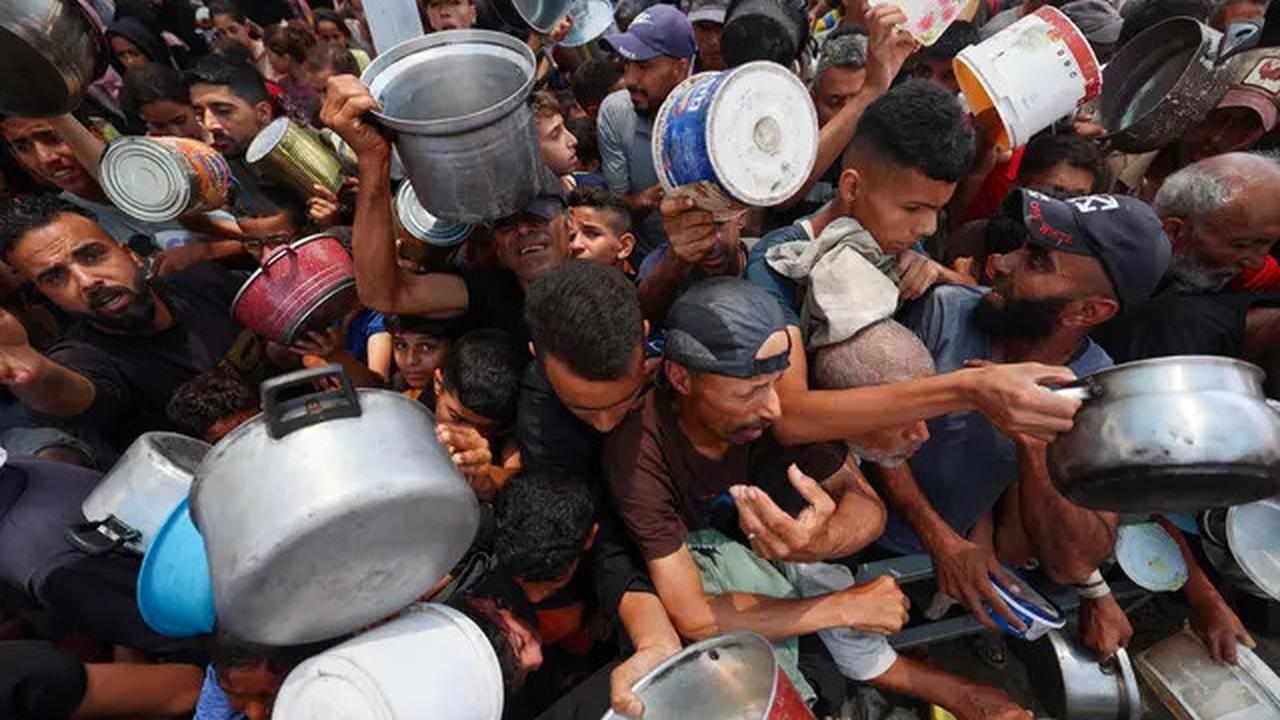 Tangis dan Jerit Anak-anak Gaza Saat Antre Pembagian Makanan