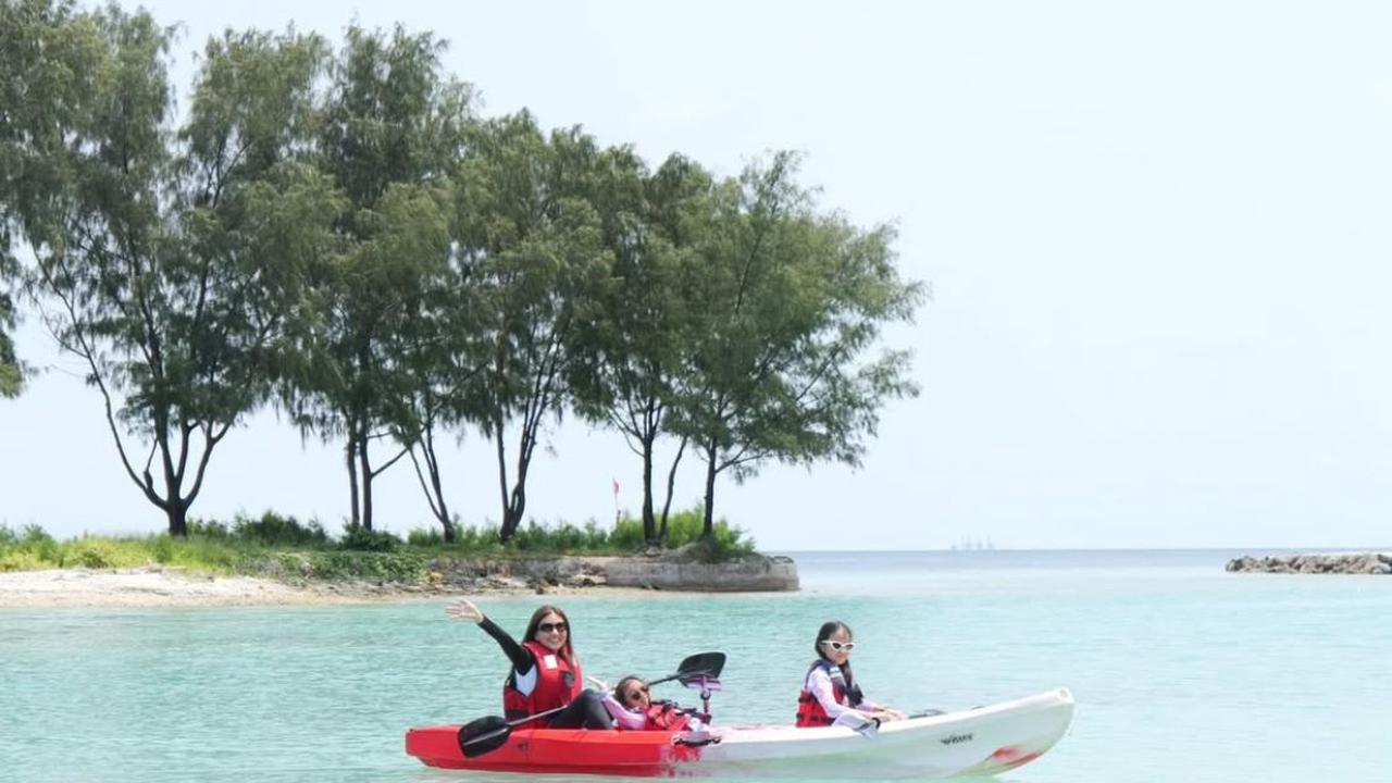 Serunya Liburan Sarwendah dan Anak-Anak di Pantai, Main Kano hingga Jelajah Hutan dengan ATV