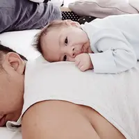 Ringgo Agus Rahman tengah menikmati perannya sebagai seorang ayah. Kehadiran buah hatinya, Bjorka Peter Morscheck, hasil buah cintanya dengan Sabai Morscheck membuatnya mengurangi kegiatannya di dunia hiburan. (Instagram/ringgoagus)