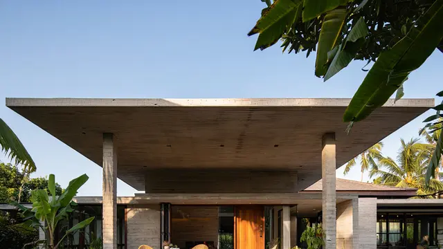 Rumah Semen Ekspos Sederhana yang Cocok untuk Iklim Tropis (AI)