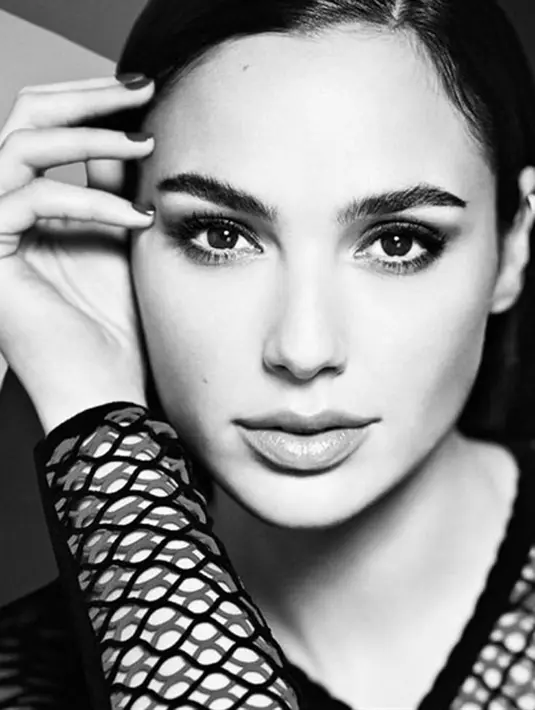 Inti dari kepsyen yang ditulisnya itu adalah Gal Gadot menceritakan aktifitasnya sehari-hari. Ia yang mengaku kurang tidur malam karena harus mengurus bayinya yang baru lahir, dan kegiatan lainnya di siang hari. (Instagram/gal_gadot)