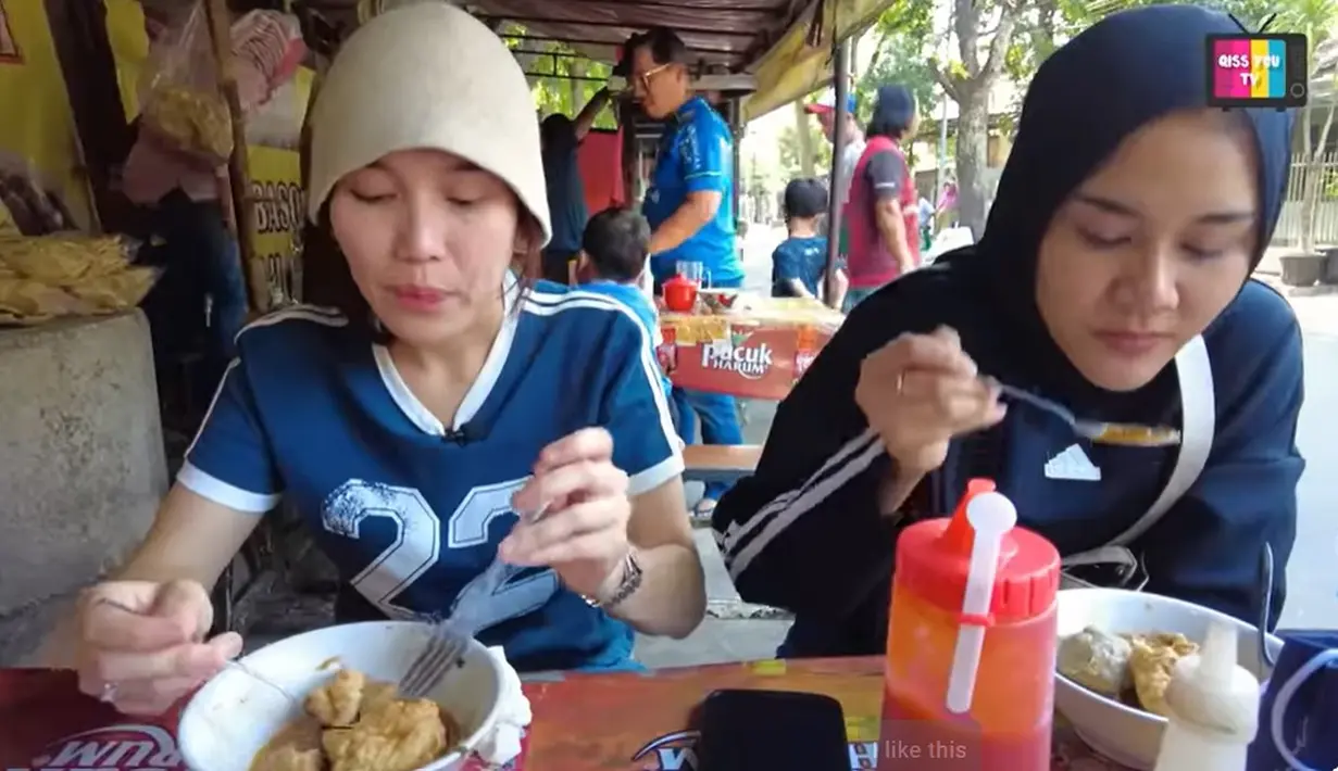 Ayu Ting Ting mengaku mengetahui warung bakso tersebut dari saudaranya yang ada di Bandung. Setiap ke tempat saudaranya, Ayu dan orangtuanya selalu diajak makan ke warung bakso tersebut. [Youtube/Qiss You TV]