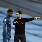 Pemain Arsenal, Thomas Partey, mendengarkan instruksi dari sang manajer, Mikel Arteta, ketika akan menjalani debut bersama The Gunners dalam laga kontra Manchester City, Minggu (18/10/2020). (AFP/MICHAEL REGAN)