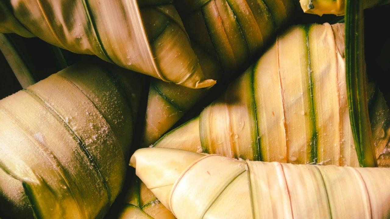 Ketupat lemak adalah hidangan khas Melayu yang umum disajikan saat hari raya Idul Fitri. Hidangan ini terdiri dari ketupat, nasi yang dibungkus dalam anyaman daun kelapa, yang dimasak dengan kuah santan.