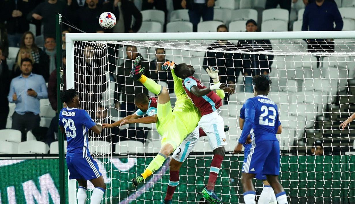 Duel di depan gawang Chelsea saat melawan West Ham United dalam laga 16 besar Piala Liga Inggris 2016-2017 di Olympic Stadium, Rabu (26/10/2016) waktu setempat. (Reuters/Eddie Keogh)