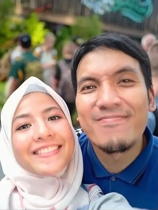 Akan tetapi ia bersyukur mempunyai suami seperti Desta. Ia mengaku mengatasi masalah rumah tangganya dengan berdiskusi. (foto: instagram.com/natasharizkynew)
