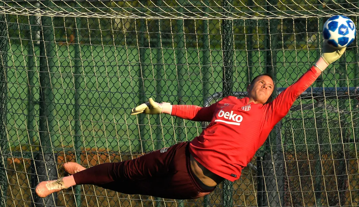 Kiper Barcelona, Marc-Andre Ter Stegen menepis bola saat berlatih di Joan Gamper Sports Center, Sant Joan Despi, Spanyol, Selasa (23/10). Barcelona akan menjamu Inter Milan pada Grup B Liga Champions. (LLUIS GENE/AFP)