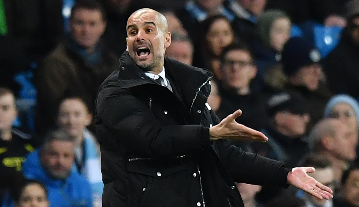 Ekspresi pelatih Manchester City, Pep Guardiola saat memberikan instruksi kepada para pemain pada lanjutan Premier League di Etihad Stadium, (8/3/2017). Manchester City bermain imbang 0-0.  (AFP/Anthony Devlin)