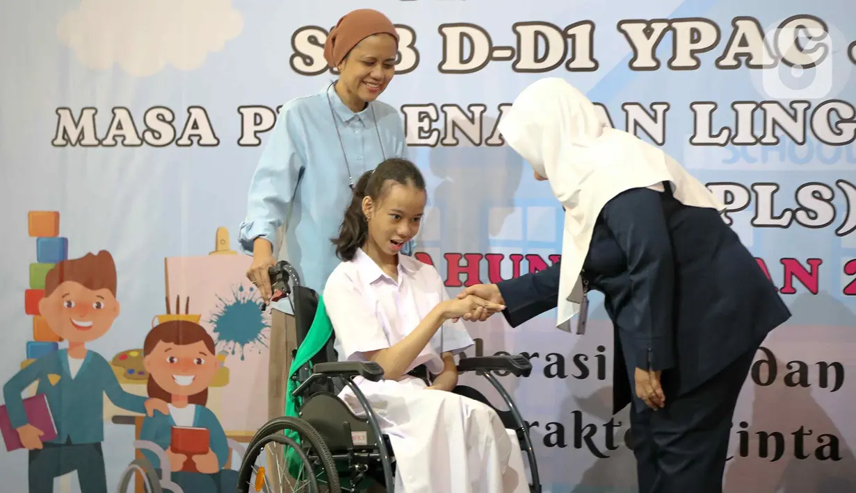 Orang tua siswa hadir mengantar anaknya untuk mengenal lingkungan sekolah serta berinteraksi dengan pihak sekolah dan guru. (Liputan6.com/Herman Zakharia)