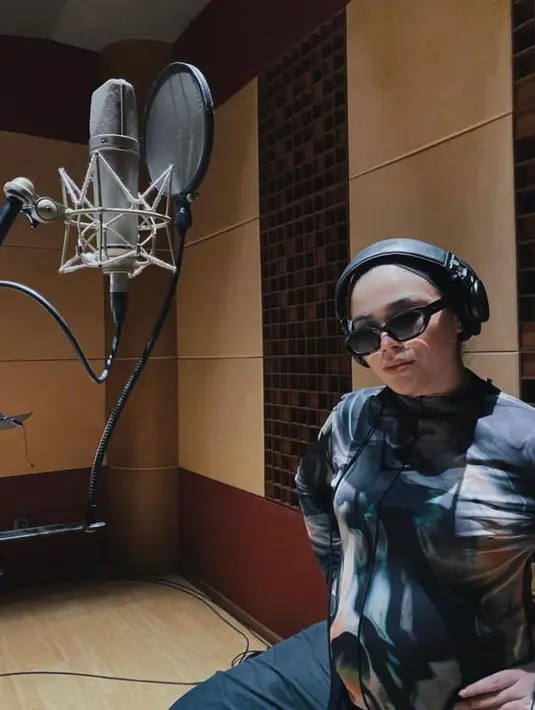 Kala rekaman, Sivia Azizah tampil SWAG dengan patterned top. [@siviazizah].