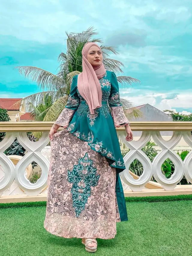 6 Ide Baju Kondangan Kekinian hijab ala Dara Arafah-Natalie Holscher