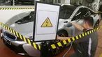 Seorang mekanik tengah mengisi daya BMW i8 saat pembukaan diler baru BMW di Tebet, Jakarta, Selasa (12/12). Diler ini dikhususkan untuk mobil listrik ramah lingkungan BMW i8. (Liputan6.com/Pool/BMW)