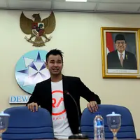 Raffi Ahmad kembali datang ke Dewan Pers, Rabu (18/11/2015) setelah mendatangi dan bertemu dengan pengurus Persatuan Wartawan Indonesia (PWI) hampir dua pekan lalu. (Andy Masela/Bintang.com)
