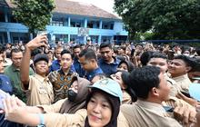 Momen Wapres Gibran Datangi SMP & SMA di Jakarta, Salfok Siswi Ini Salah Tingkah Usai Disalami RI 2
