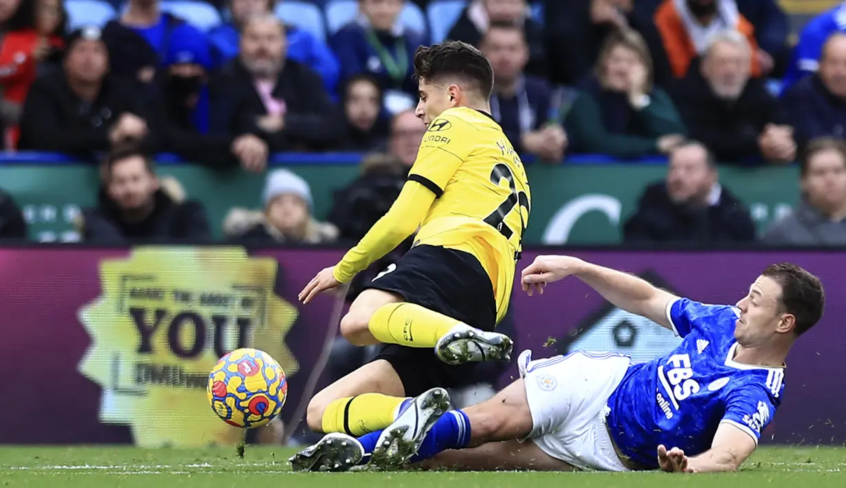 Pemain Chelsea Kai Havertz (kiri) berduel memperebutkan bola dengan pemain Leicester City Jonny Evans pada pertandingan sepak bola Liga Inggris di King Power Stadium, Leicester, Inggris, 20 November 2021. Chelsea menang 3-0. (AP Photo/Leila Coker)