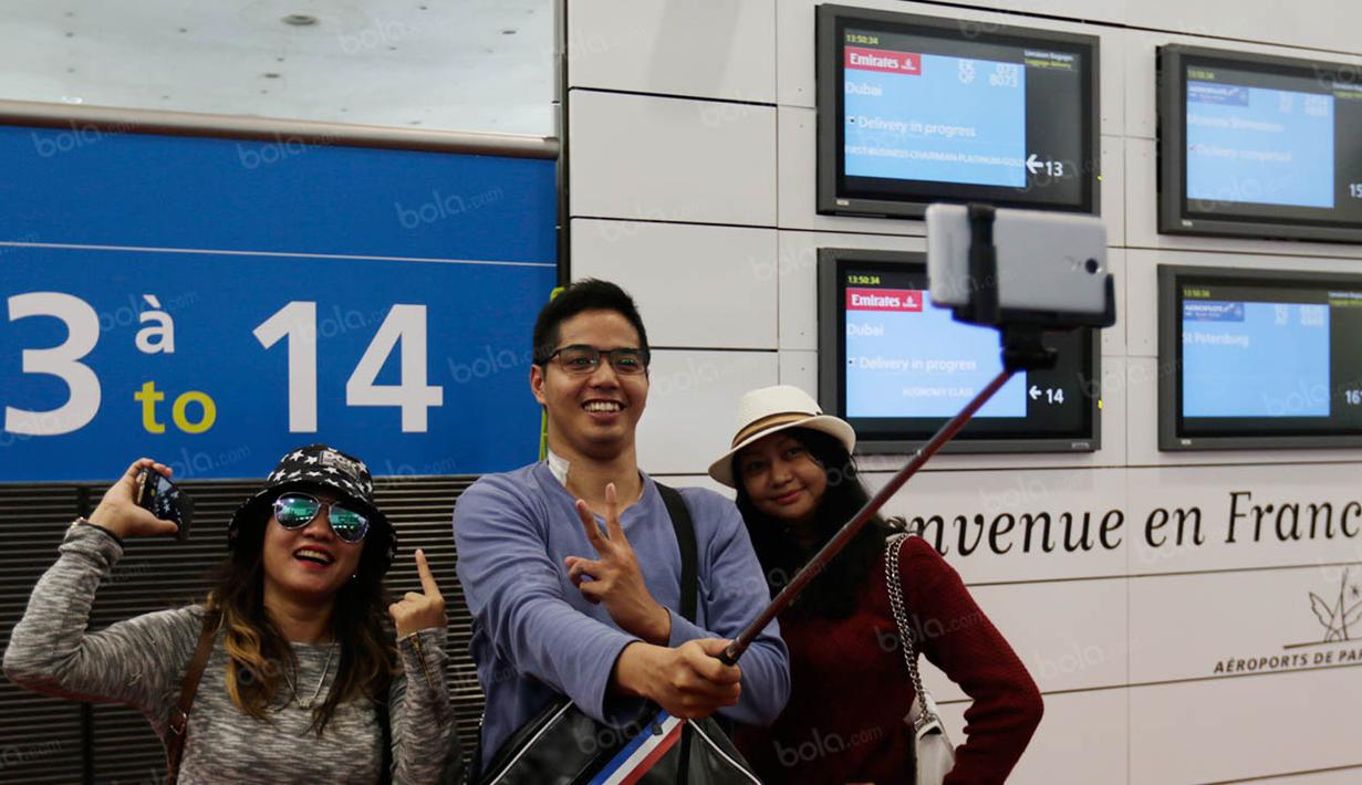 Tiba di Bandara Charles de Gaulle para pemenang Carlsberg Hospitality langsung melakukan selfie. (Bola.com/Vitalis Yogi Trisna)