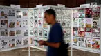 Seorang pengunjung melintas saat pameran Filateli (Perangko) di Gedung MPR/DPR, Senayan, Jakarta, Selasa (6/11). Pameran ini  di Gelar oleh DPR dalam rangka Peringatan Hari Pahlawan. (Liputan6.com/Johan Tallo)