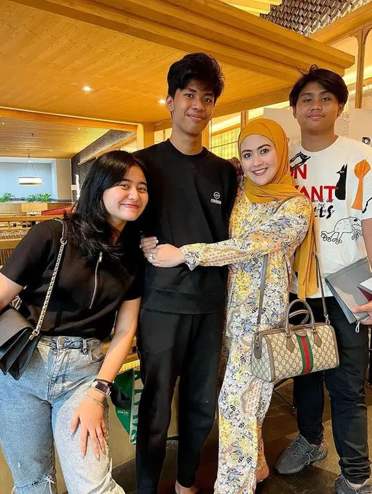 Meggy sangat dekat dengan dua anak tirinya Aura dan Faiz. Si sulung Rifky juga terlihat sangat sayang dengan adik-adik tirinya. (Instagram.com/meggywulandari_real)