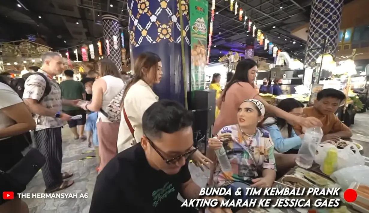 Sebelumnya, Ashanty terlebih dulu membuat salah satu asistennya yang ulang tahun sedih. Ashanty tampak berakting untuk ngerjain Jessica yang hari itu bertepatan dengan ulang tahunnya. [Youtube/The Hermansyah A6]