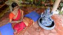 Instruktur dan juara yoga Kuchipudi Lakshmi  melakukan gerakan yoga menjelang Hari Yoga Internasional di lembaganya di Hyderabad, India pada 17 Juni 2020. Hari Yoga Internasional atau International Day of Yoga diperingati setiap tahun pada 21 Juni. (Photo by NOAH SEELAM / AFP)