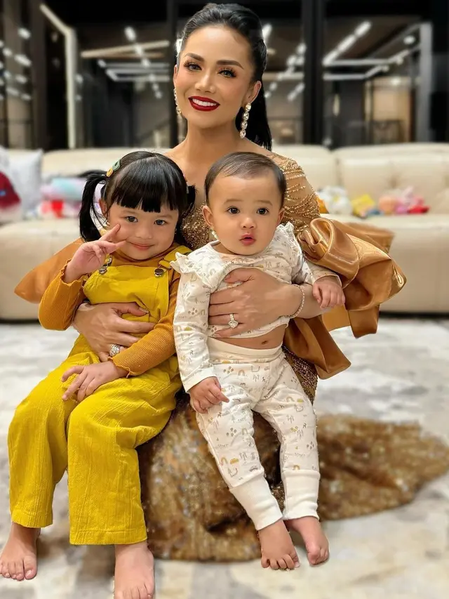 Krisdayanti momong cucu (Instagram/krisdayantilemos)