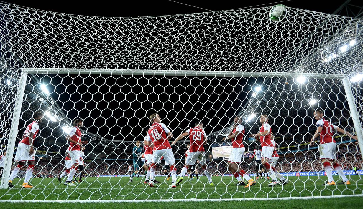Sejumlah pemain Arsenal melihat bola yang masuk ke gawangnya pada laga persahabatan di ANZ Stadium, Sabtu (15/7/2017). Arsenal menang 3-1 atas Western Sydney Wanderers. (EPA/Dan Himbrechts)