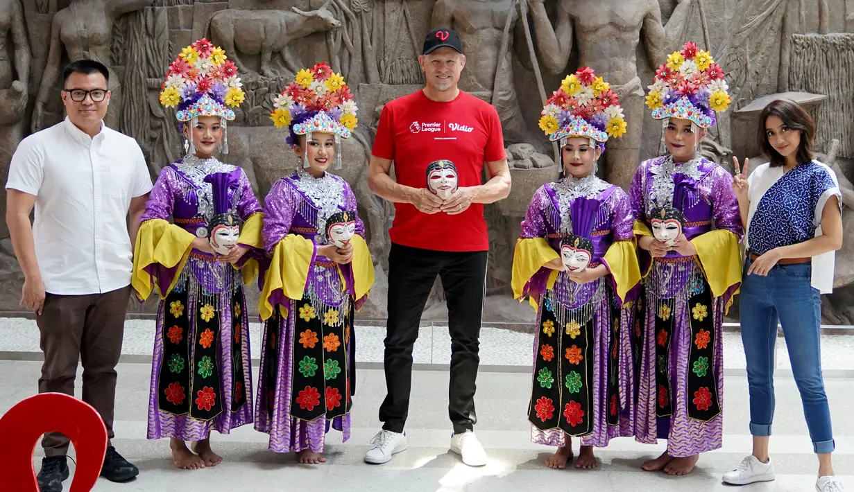 Peter Schmeichel berpose bersama sejumlah penari Topeng Betawi, sesaat sebelum meninggalkan Sarinah. (Dok. Vidio)