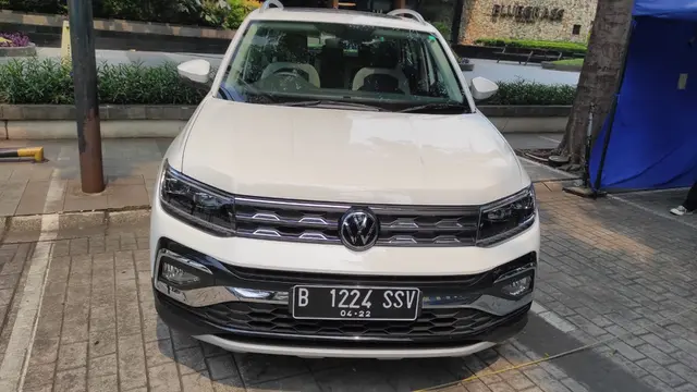 Bagian depan VW T-Cross tampil tegas dan berotot yang menonjolkan garis desain keluarga Volkswagen (Arief A/Liputan6.com)